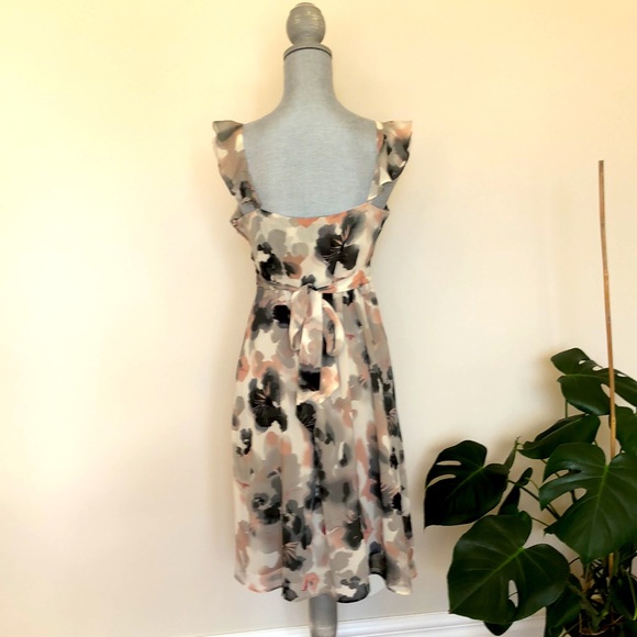 This beautiful sleeveless dress is perfect to wear to an event or a lunch date. - Picture 5 of 8